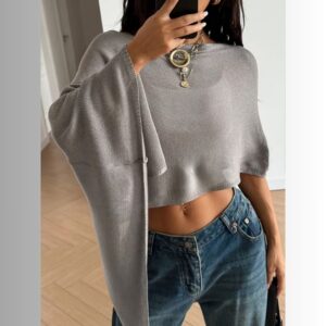 Short and stylish tops that combine attitude and comfort. Perfect for urban and modern everyday looks.